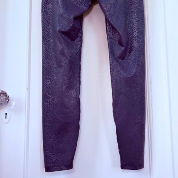 BEYOND YOGA Navy Blue Faux Snakeskin Legging Size M - Picture 6 of 11
